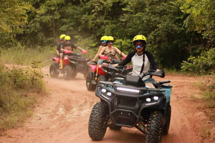ขบวนรถ ATV สามคันขับตามกันบนเส้นทางลูกรังกลางป่า